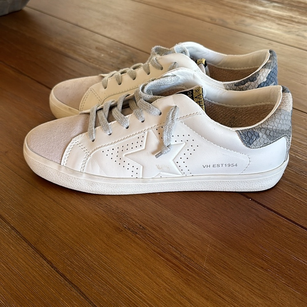 Size 8 vintage Havana sneakers